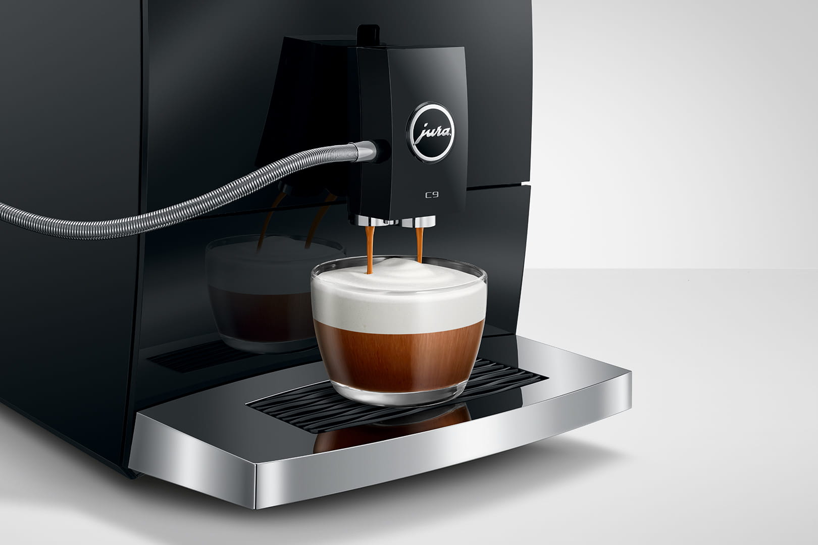 Kompaktowa obudowa JURA C9 Piano Black na blacie kuchennym